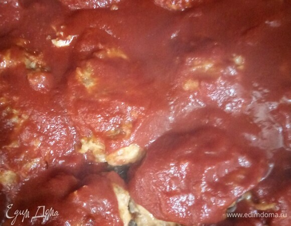 Уложить голубцы плотно в той же или другой форме. Смешать 300 мл томатной пасты 25% и 500 мл куриного бульона. При помощи столовой ложки выложить полученный соус на голубцы. Выпекать при 100°C еще 40 минут.