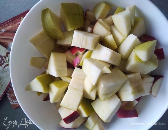 Яблоки нарезать кубиками, сбрызнуть соком лимона.