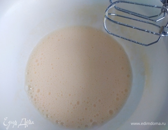 Яйца взбить с сахаром миксером (около 2 минут).