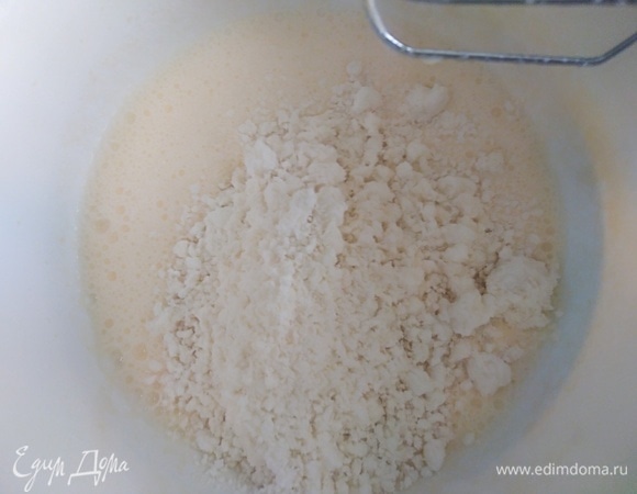 Добавить творог и перемешать.