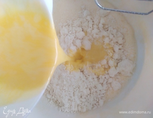 Масло сливочное растопить, немного остудить и влить в тесто. Перемешать.