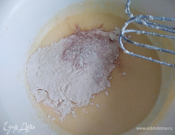 Соединить муку, корицу и разрыхлитель. Всыпать в тесто, перемешать до соединения.