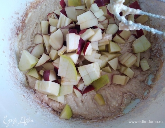 Добавить яблоки, перемешать. Форму (у меня 26 см) смазать маслом, выложить тесто. Поставить в разогретую до 180°C духовку на 45–50 минут. В середине выпечки убавить температуру до 160 °C.