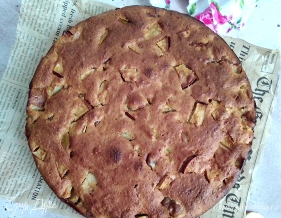 Проверить готовность можно, проткнув шарлотку палочкой. Этот пирог не сильно поднимается, он ближе к запеканке.