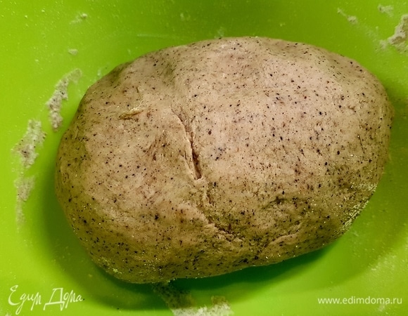 В теплой воде развести дрожжи с медом. Дать немного постоять. Добавить солод, растительное масло и соль. Перемешать. Постепенно добавить муку всех видов и замесить тесто. Оставить для подъема на 2 часа.