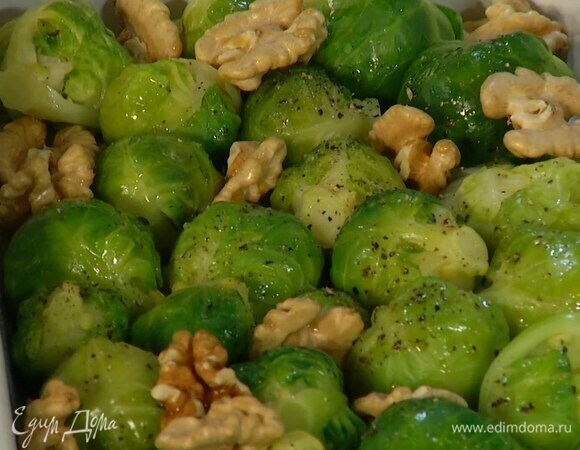 Запекать капусту в разогретой духовке 5 минут.