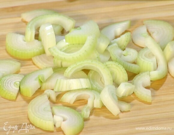 Шалот почистить и нарезать полукольцами.