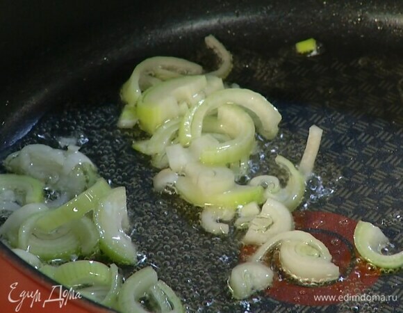 Разогреть в сковороде оставшееся оливковое масло и обжарить шалот до золотистого цвета.