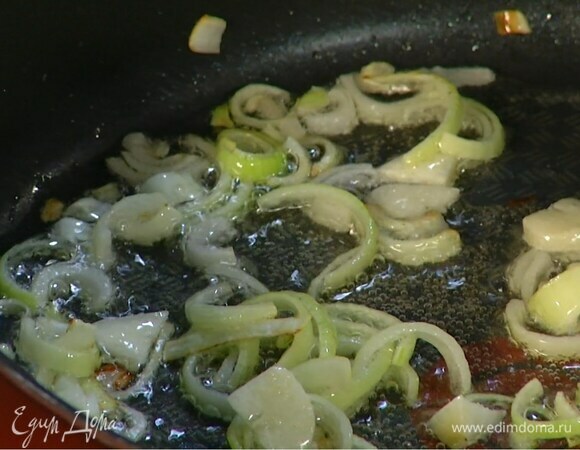 Чеснок почистить, мелко порезать и добавить к луку.