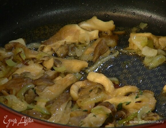 Вешенки, разрезав крупные пополам, выложить в сковороду, посолить, посыпать листьями тимьяна и обжарить.