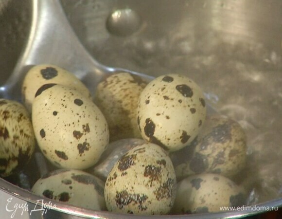 Перепелиные яйца отварить вкрутую, затем почистить и разрезать пополам.