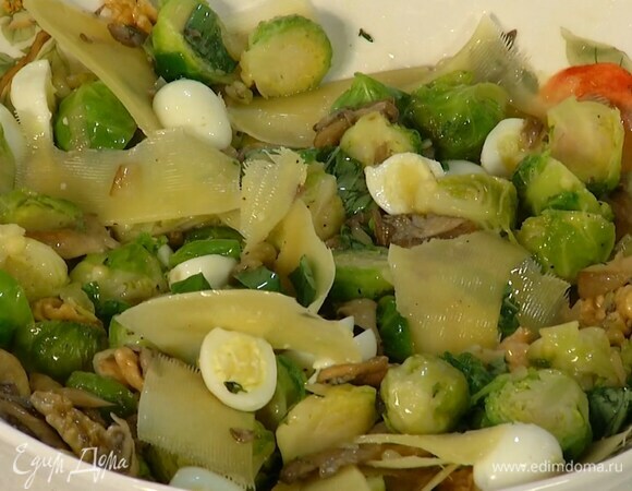 Добавить в салат яйца и базилик, полить все оливковым маслом Extra Virgin, уксусом на эстрагоне и посолить, посыпать хлопьями сыра и перемешать.