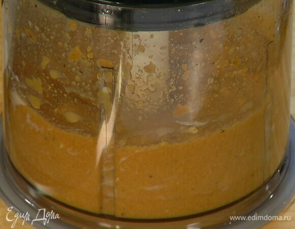 Приготовить маринад: мисо-пасту и предварительно размягченное сливочное масло поместить в чашу блендера, влить мирин, малиновый уксус, кленовый сироп и 1 ст. ложку воды, все посолить, поперчить и взбить, затем влить оливковое масло и взбить в однородную массу.