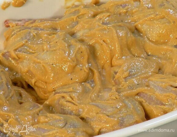 Тушки перепелок вымыть, обсушить, выложить в жаропрочную форму и смазать со всех сторон маринадом.