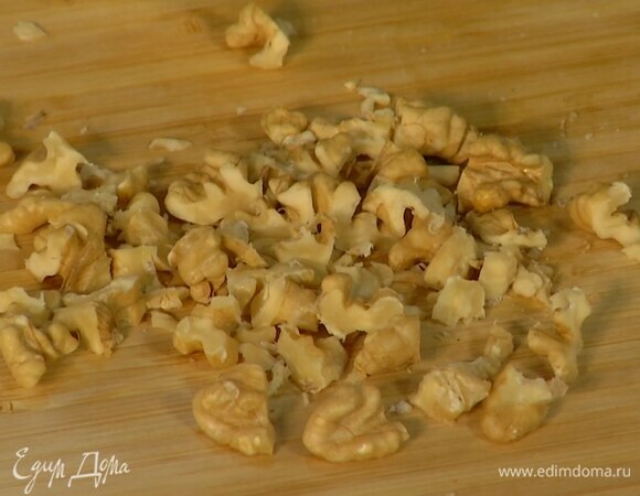 Грецкие орехи порубить ножом.