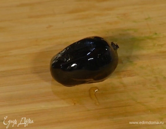 Грецкие орехи из варенья мелко порезать.