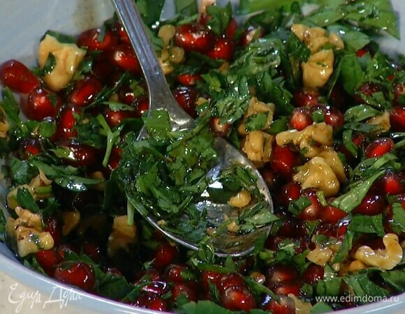 Приготовить сальсу: грецкие орехи соединить с зернами граната, посолить, влить наршараб, малиновый уксус, оливковое масло, добавить измельченную зелень и все перемешать, затем добавить орехи из варенья и еще раз перемешать.