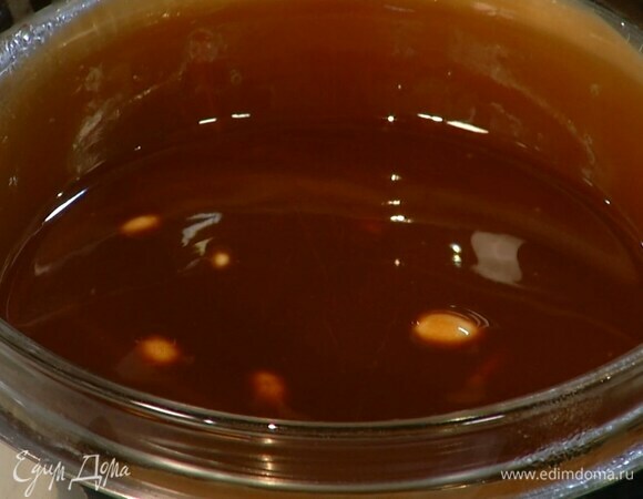 Черный шоколад и сливочное масло растопить на водяной бане.