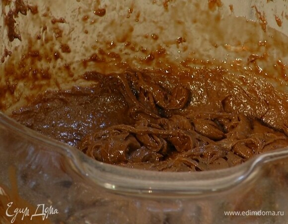 Приготовить тесто: муку с сахаром перемешать в чаше комбайна, добавить йогурт, какао, разрыхлитель и соль, влить молоко и вымешать все на невысокой скорости насадкой-венчиком, затем, не выключая комбайна, ввести яйца и растопленный шоколад, увеличить скорость и взбить все в однородную массу.