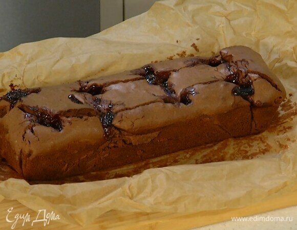 Выпекать кекс в разогретой духовке 35–40 минут.