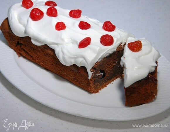 Остывший кекс покрыть взбитыми сливками и украсить глазированной вишней.