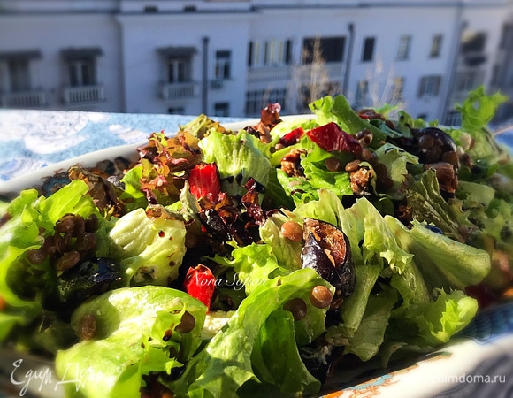 Переложить готовый салат на блюдо для подачи и полить бальзамическим соусом.