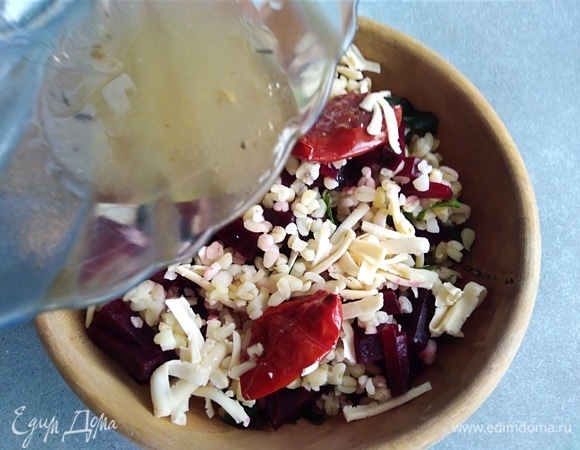 Соединить все для заправки: соль, чили, сок лимона, масло (я брала от помидоров). Полить салат заправкой и перемешать.