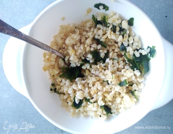 Булгур сварить согласно инструкции на упаковке. Соединить с нарезанной петрушкой.