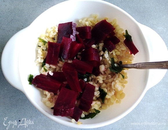 Свеклу нарезать небольшими кусочками. Добавить к булгуру.