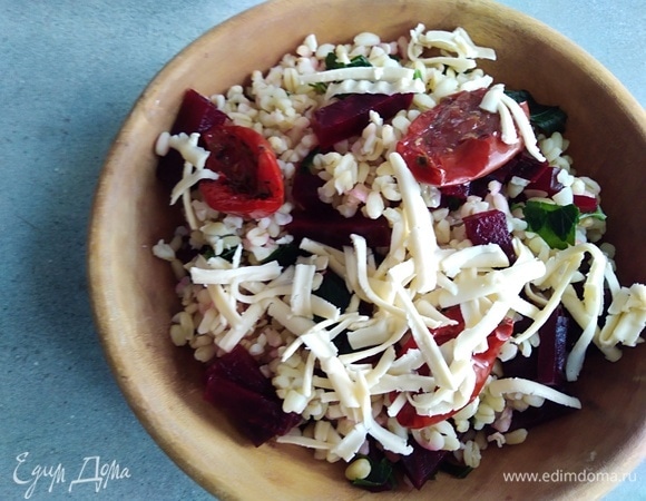 Сыр натереть на крупной терке. Добавить в салат сыр и помидоры.