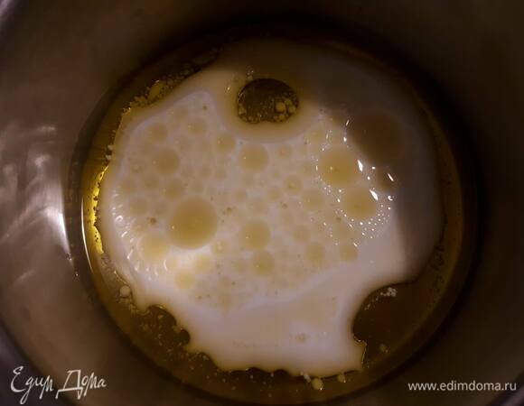 Прогрейте молоко с маслом. Как только начнут появляться пузырьки, снимите с огня.