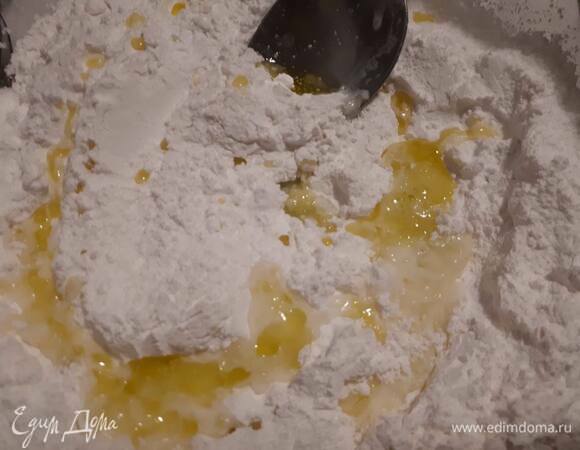 Влейте в муку, добавьте соль и перетрите до однородного состояния. Вообще, традиционно используют крахмал тапиоки, но рисовая мука может отлично его заменить.