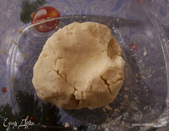 Натрите сыр. Добавьте его к муке вместе с яйцами и замесите тесто. Если тесто получится немного липким (зависит от размера яиц), то не надо добавлять муку, просто поставьте его в холодильник минут на 15.