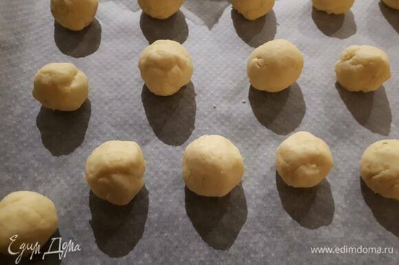 Сформируйте шарики размером с грецкий орех и выложите на противень.