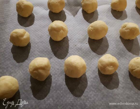 Сформируйте шарики размером с грецкий орех и выложите на противень.