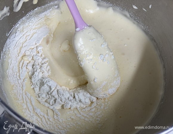 Яйца взбить с сахаром миксером, пока масса не увеличится втрое. Смешать муку, крахмал и разрыхлитель. В три приема аккуратно вмешать в яичную смесь снизу вверх.