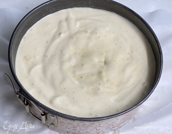 Вылить тесто в разъемную форму диаметром 22 см, выстеленную пергаментом. Выпекать при 150°C около 40 минут. Проверить деревянной палочкой.