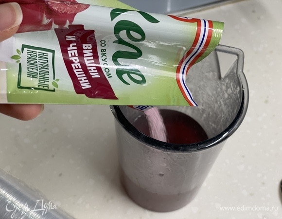 Вишневое желе подготовить, как указано на упаковке. Охладить.