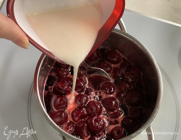 Вишню и сахар выложить в сотейник. Нагреть. Крахмал развести в небольшом количестве холодной воды. Тонкой струйкой вылить в вишню, постоянно помешивая. Довести до загустения. Остудить.