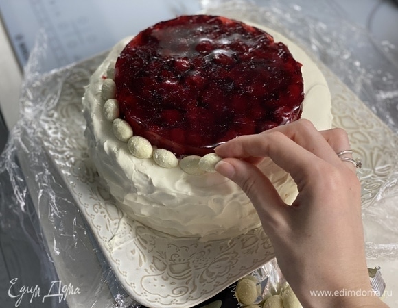 Аккуратно выложить вишневую массу на поверхность торта. Украсить миндалем в белом шоколаде. Или на ваше усмотрение. Оставить торт на ночь в холодильнике, чтобы он хорошо пропитался.