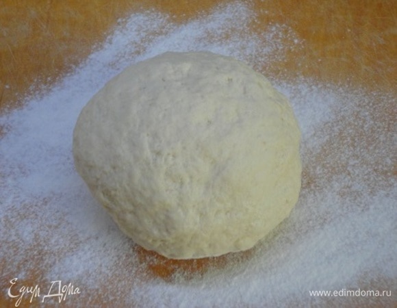 Духовку включите на 200°C. Для теста смешайте муку с разрыхлителем и солью. Просейте. Мягкое масло смешать со сметаной и сахаром. Частями вводить муку, вначале перемешивая ложкой, затем руками быстро замешивая мягкое тесто.