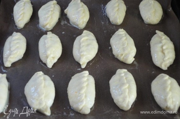 Тесто разделите на 16 кусочков, каждый раскатайте в лепешечку, выложите начинку и сформируйте пирожки. Смажьте яйцом.