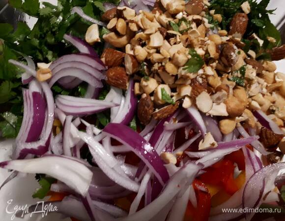 Порубите арахис. Выньте лук из воды и добавьте к салату. Если у вас свежий перец чили, то нарежьте его тонкими колечками в салат. Можно использовать сухой перец. Я предпочитаю пюре перца чили, которое добавляю в заправку.