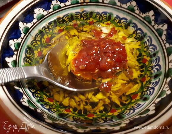 Для заправки смешайте оливковое масло, рыбный соус, уксус, сок лаймов, сахар и раздавленный зубчик чеснока.