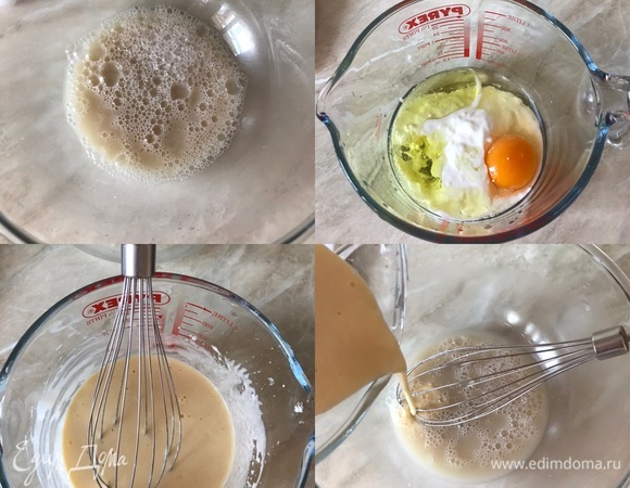 Теперь начинаем готовить лепешки. В теплой воде развести дрожжи и сахар. В другой миске смешать масло, яйцо и йогурт. Добавить эту смесь в разведенные дрожжи и еще раз все перемешать венчиком.