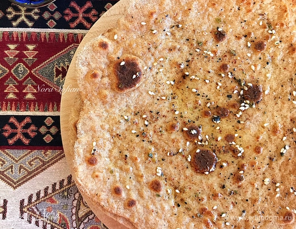 Готовую лепешку переложить на доску и смазать затаром.