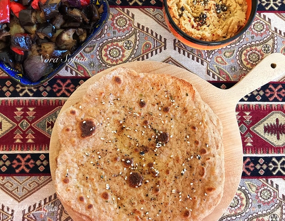 Они вкусны сами по себе, а также с разными начинками. У меня в этот раз с хумусом и запеченными овощами.