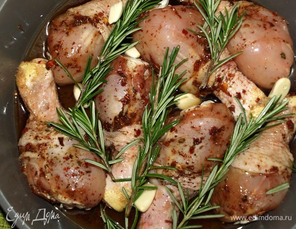 Чеснок очистить, разрезать пополам и добавить к голеням. Добавляем свежий розмарин. Добавляем воду или бульон.