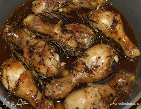 Отправляем в заранее разогретую до 180ºС духовку на 1 час. Достаем готовые голени. Даем им отдохнуть 5–10 минут. Можно подавать с любым гарниром и овощами.