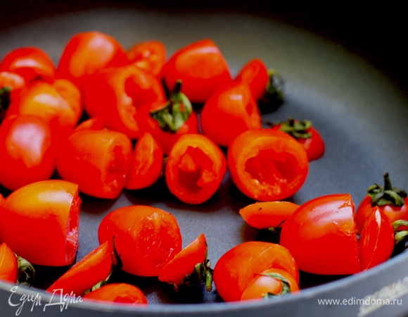 У черри отрезать шляпки, отложить. Кофейной ложечкой вычистить мякоть, сохранить в отдельной миске.